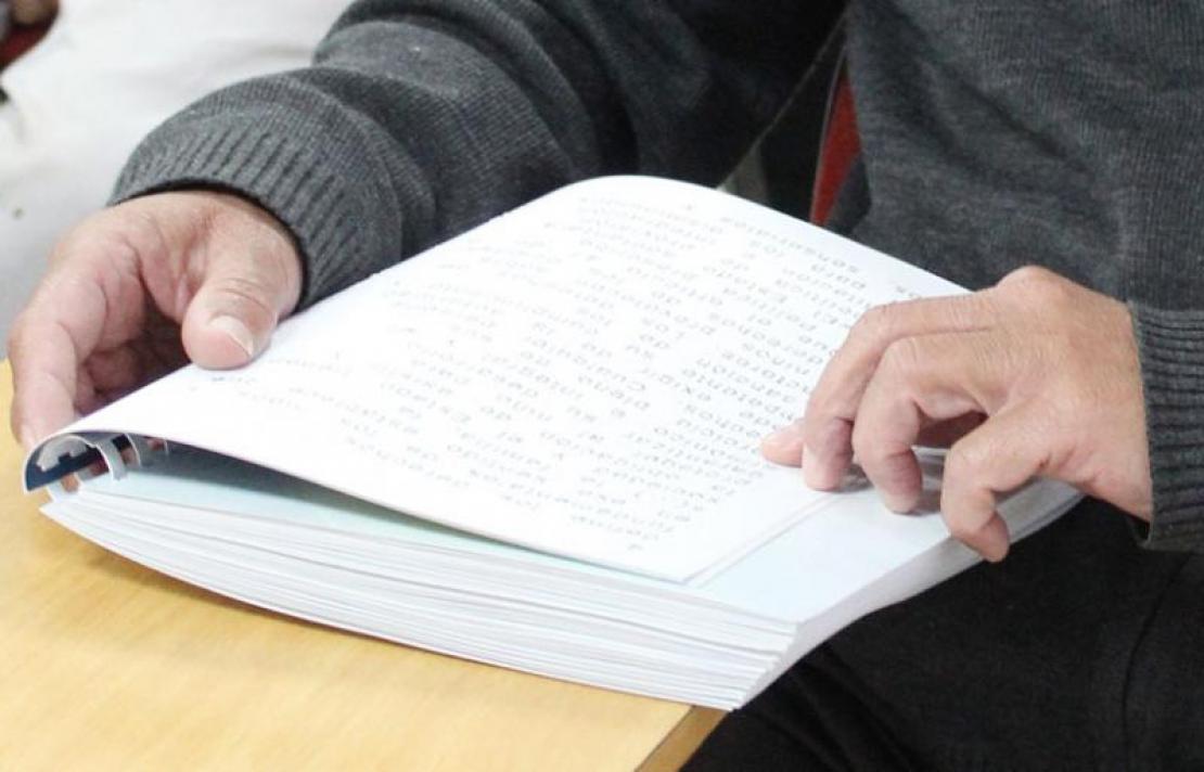 Persona con discapacidad visual leyendo ley en braille