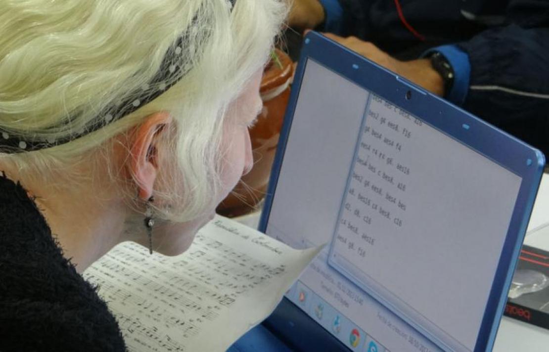 Persona con baja visión leyendo un texto con un magnificador de pantalla 