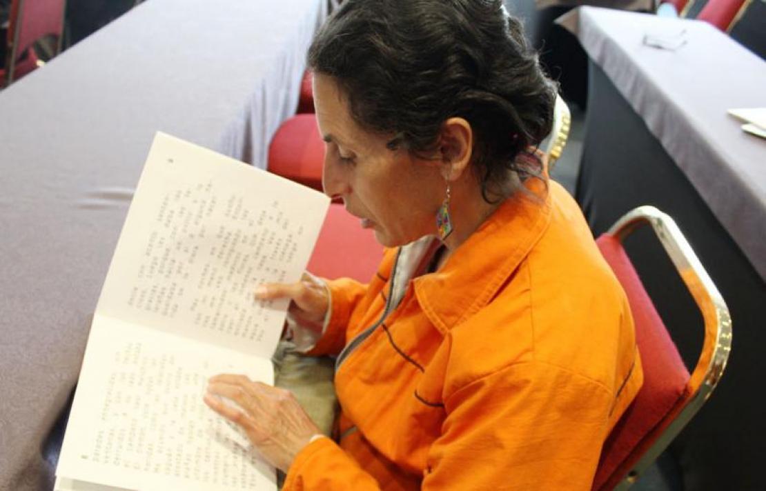 Persona con discapacidad visual leyendo decreto en braille