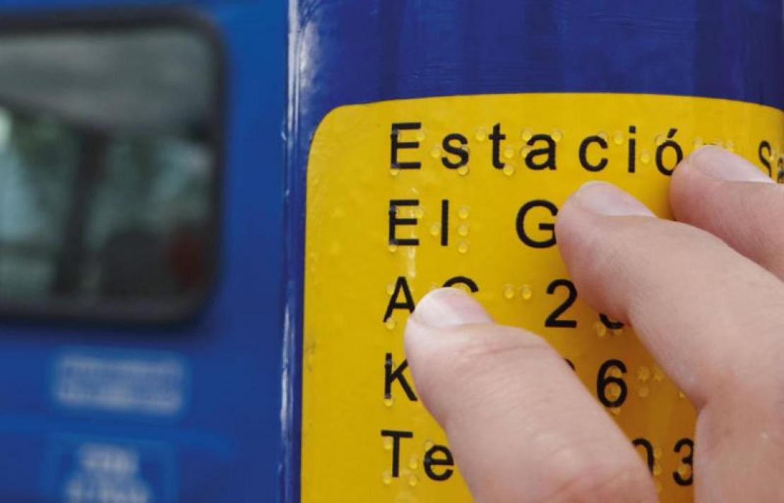 Persona con discapacidad en un paradero accesible