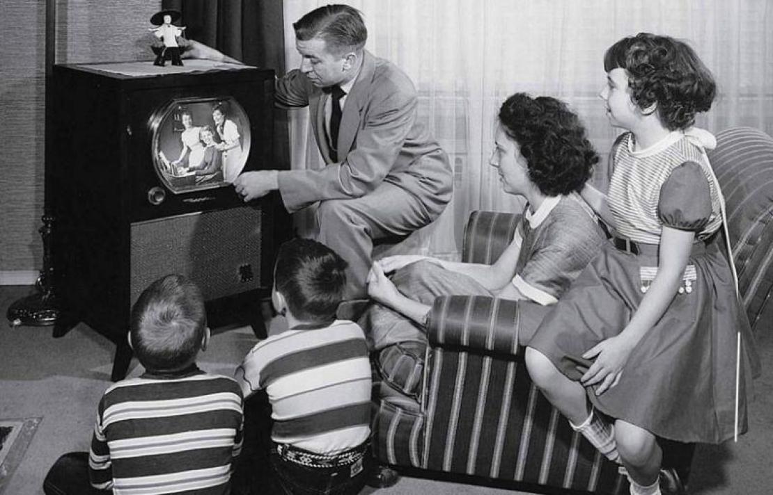 Familia reunida al rededor del televisor 