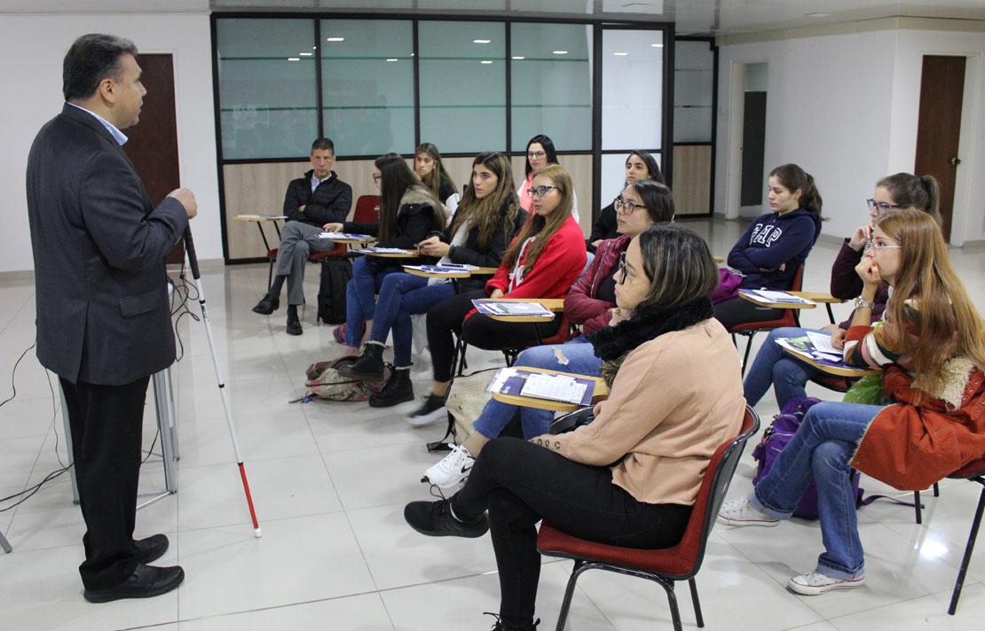 Fotografía Carlos parra Dussan, dandole la bienvenida a los alumnos