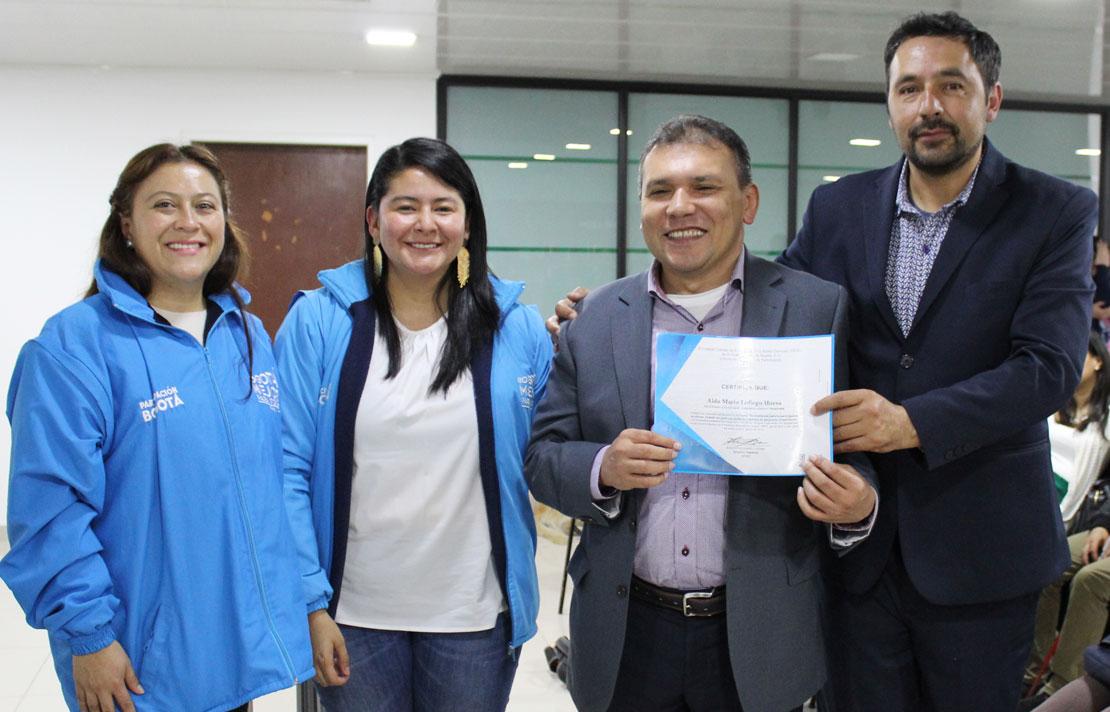 Fotografía, Carlos Parra Dussan junto a profesores y graduados del taller