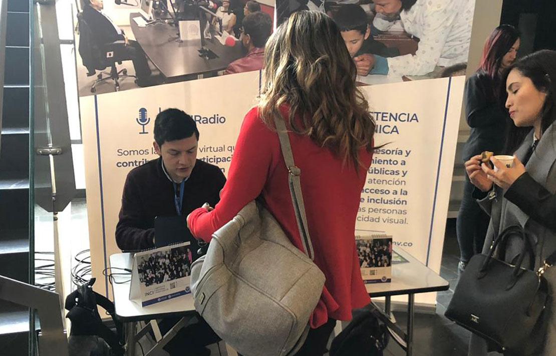 Fotografía, stand del INCI en el evento de función pública
