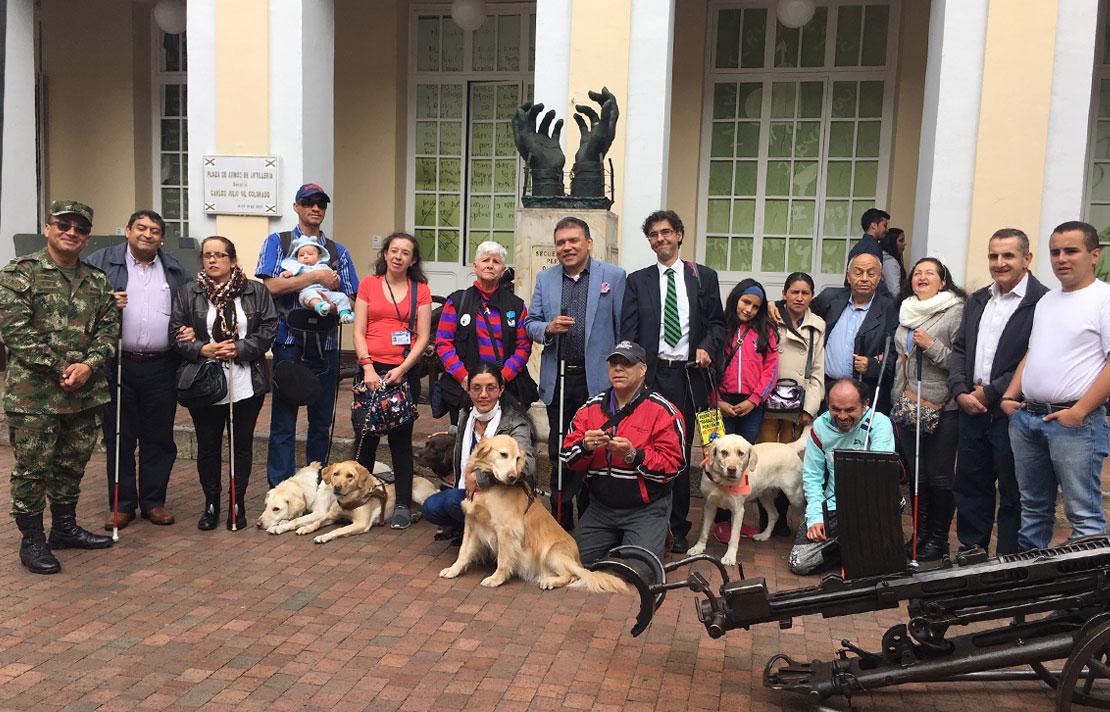 Fotografía, todos los asistentes a la salida del museo militar