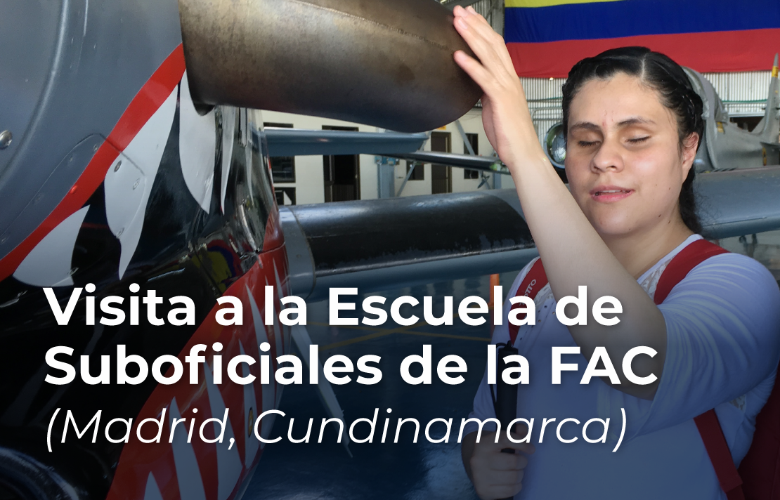 Fotografía, persona con discapacidad visual tocando un avion de la fuerza aerea