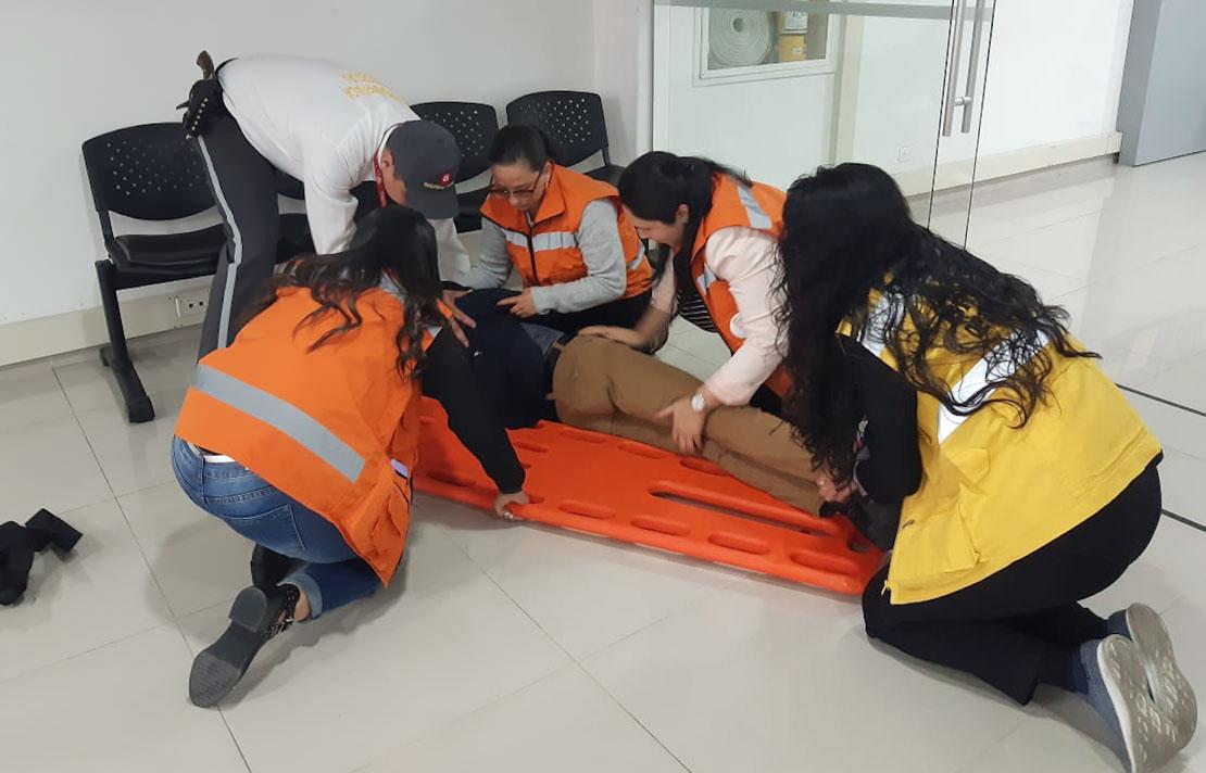 Fotografía, Brigadistas del INCI atendiendo al personal accidentado