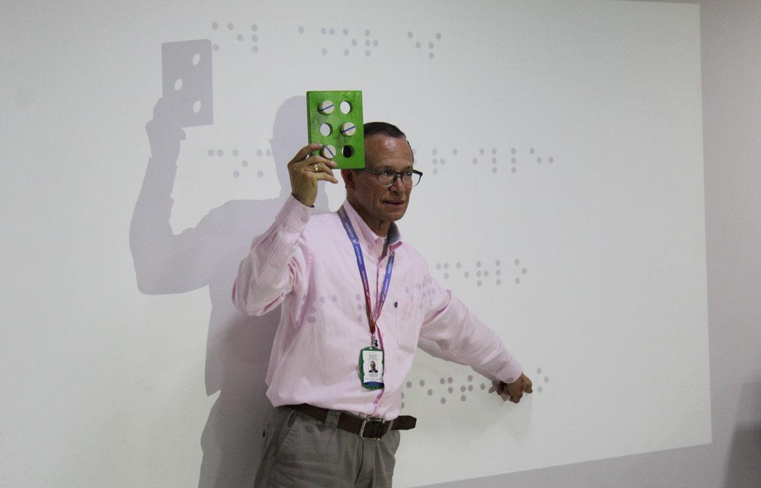 Fotografía, Enrique king, enseñando braille