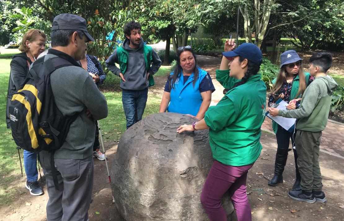 Fotografía, Funcionarios del Jardín botánico junto a personas con discapacidad visual