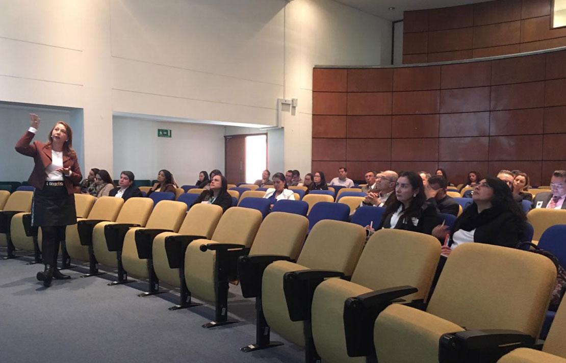 Maryam Herrera ofreciendo charla en abordaje