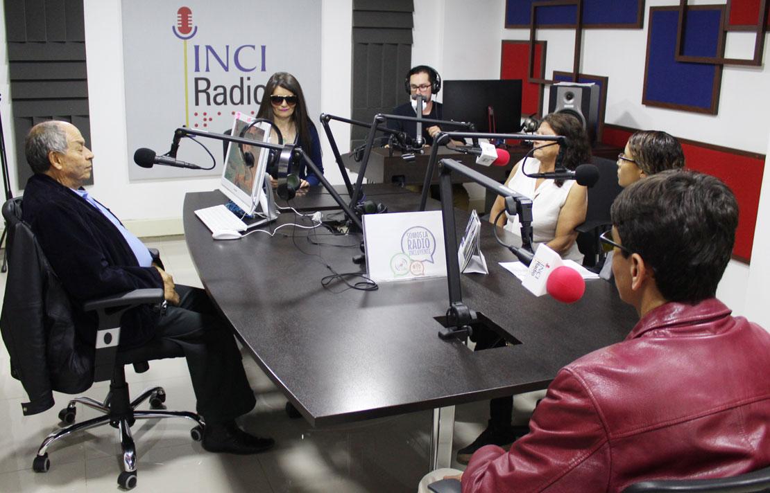 Fotografía, Henry Díaz haciendo radio