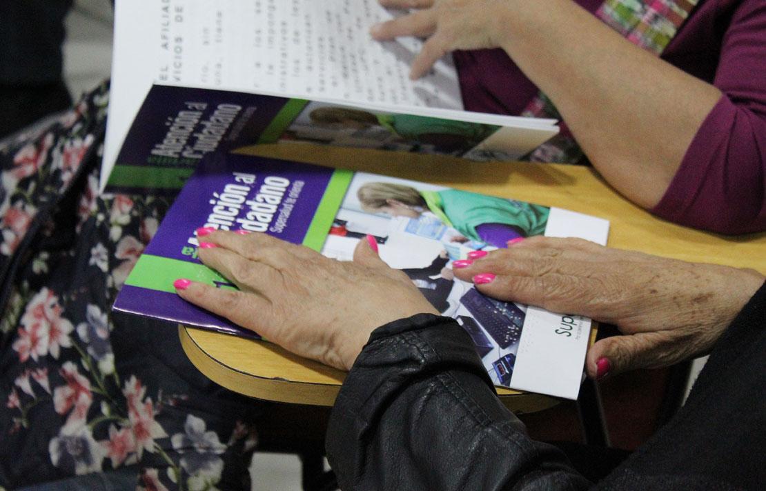 Fotografía, Persona con discapacidad visual leyendo una publicación en braille