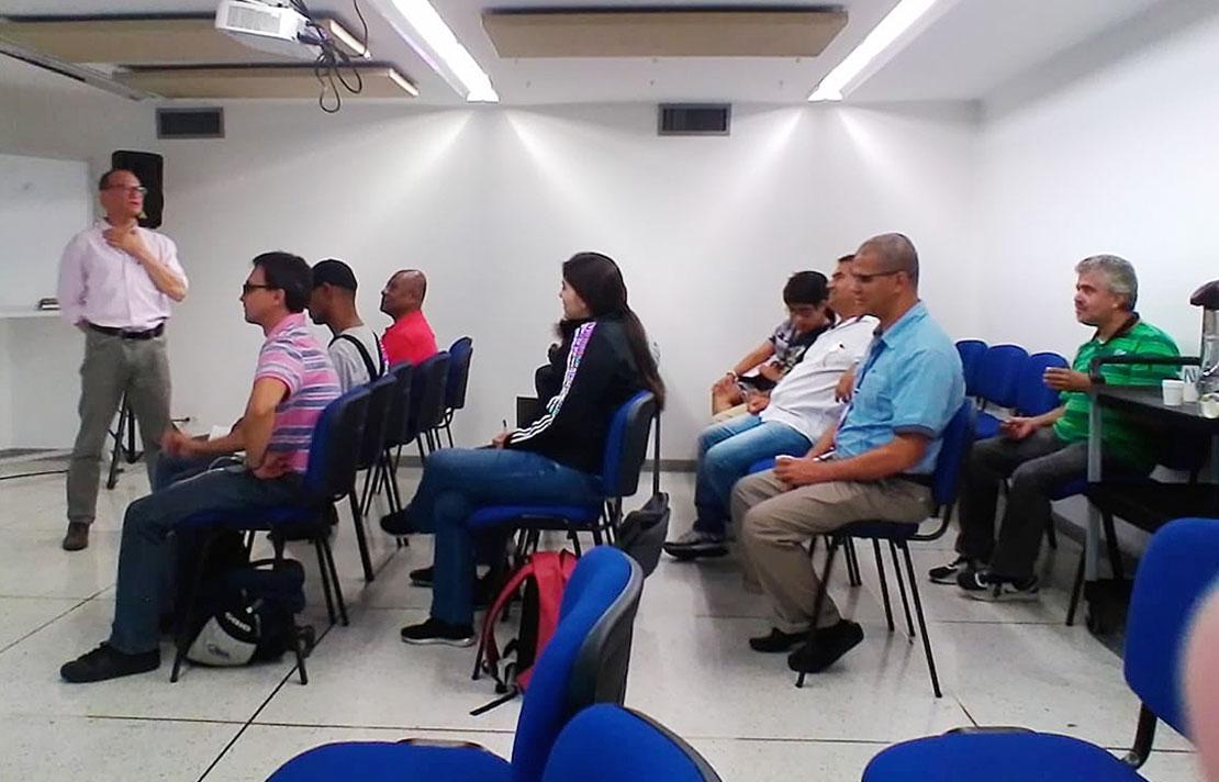 Fotografía, personas recibiendo capacitación en braille