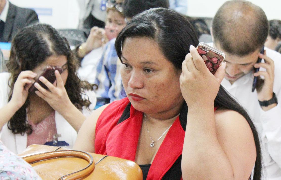 Personas con discapacidad usando sus celulares