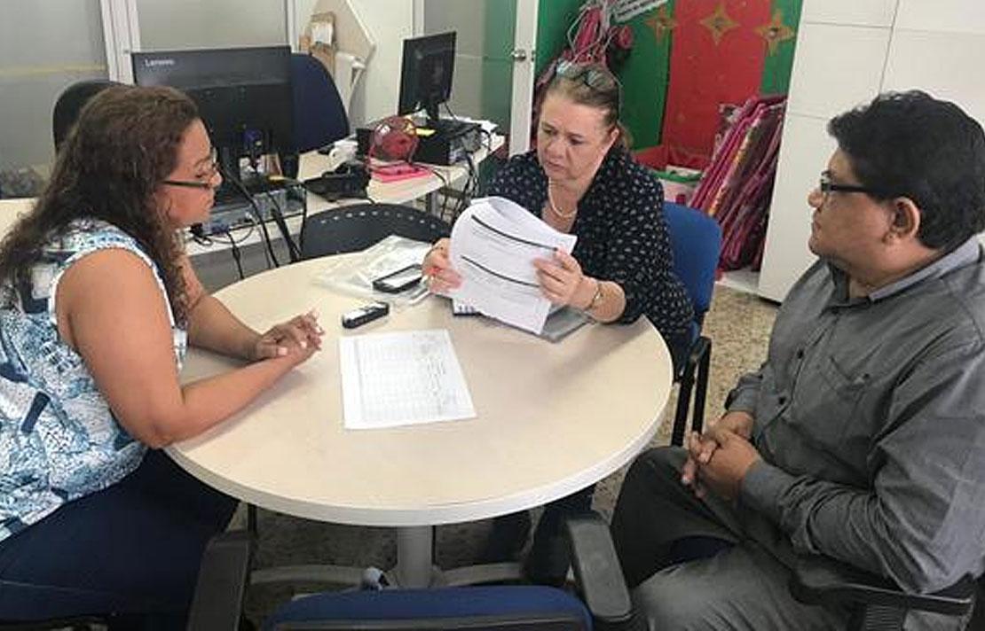 Equipo de asistencia técnica brindando asesoria