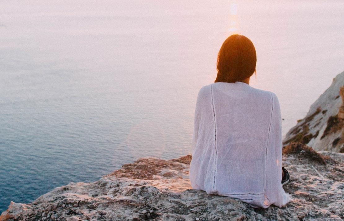Fotografía, persona mirando al mar