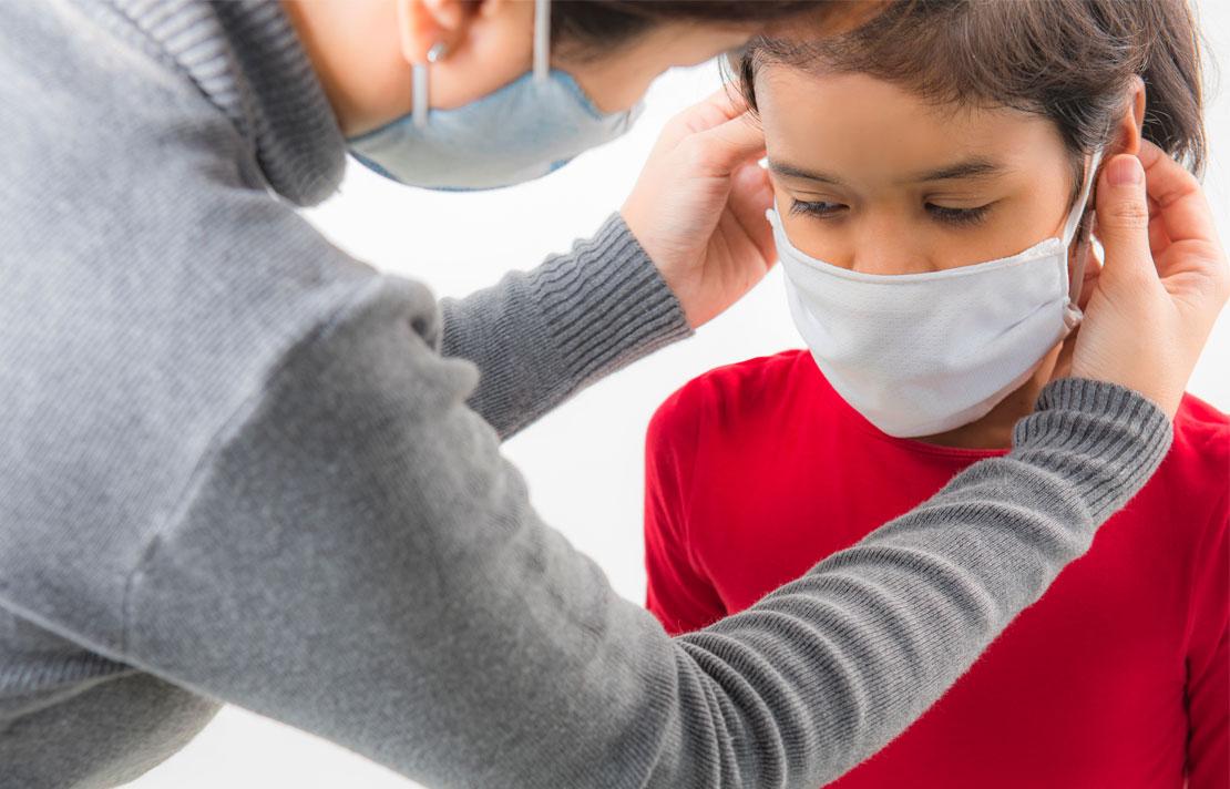 Fotografía, Mamá colocando tapabocas a su hija