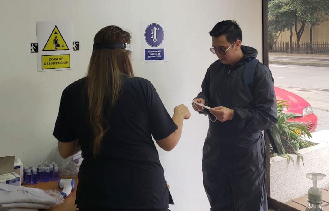 Fotografía, porteria del INCI aplicando el protocolo de bioseguridad