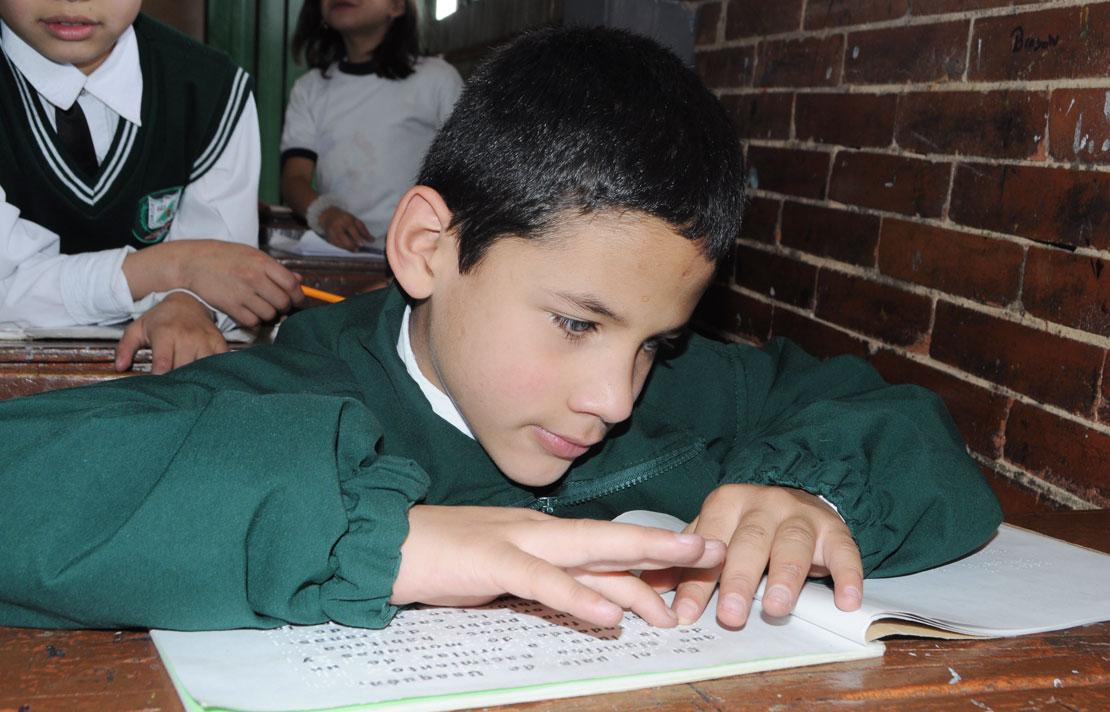 Fotografía, Niño con discapacidad visual leyendo en braille