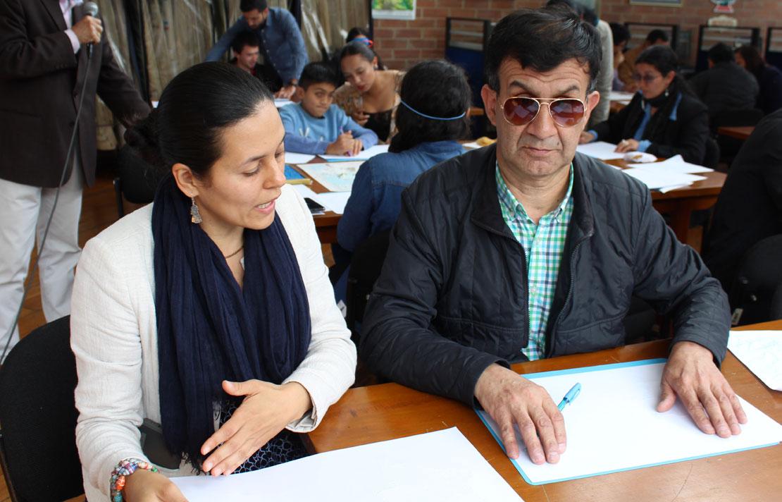 Fotografía, persona con discapacidad recibiendo asesoria laboral