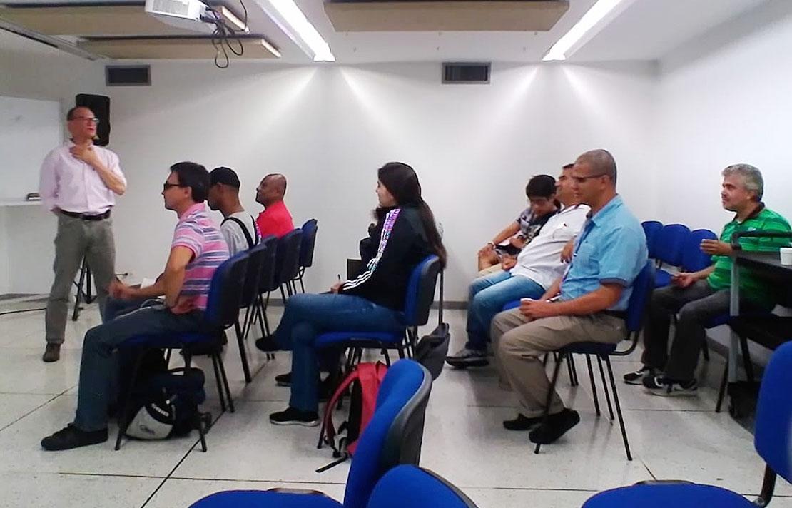 Fotografía, Enrique King, dictando un taller de braille