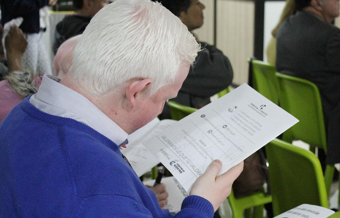 fotografía, persona con discapacidad visual leyendo en braille