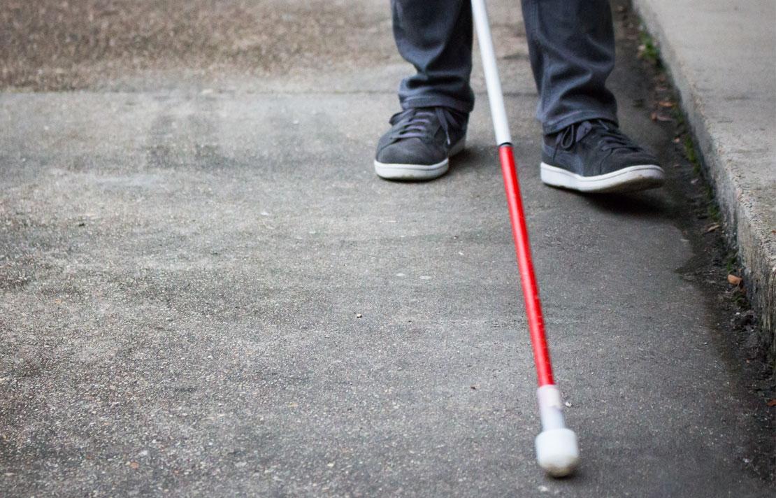 Fotografía, persona con discapacidad en la calle