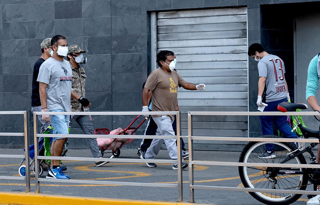 Fotografía, personas en la calle con tapabocas