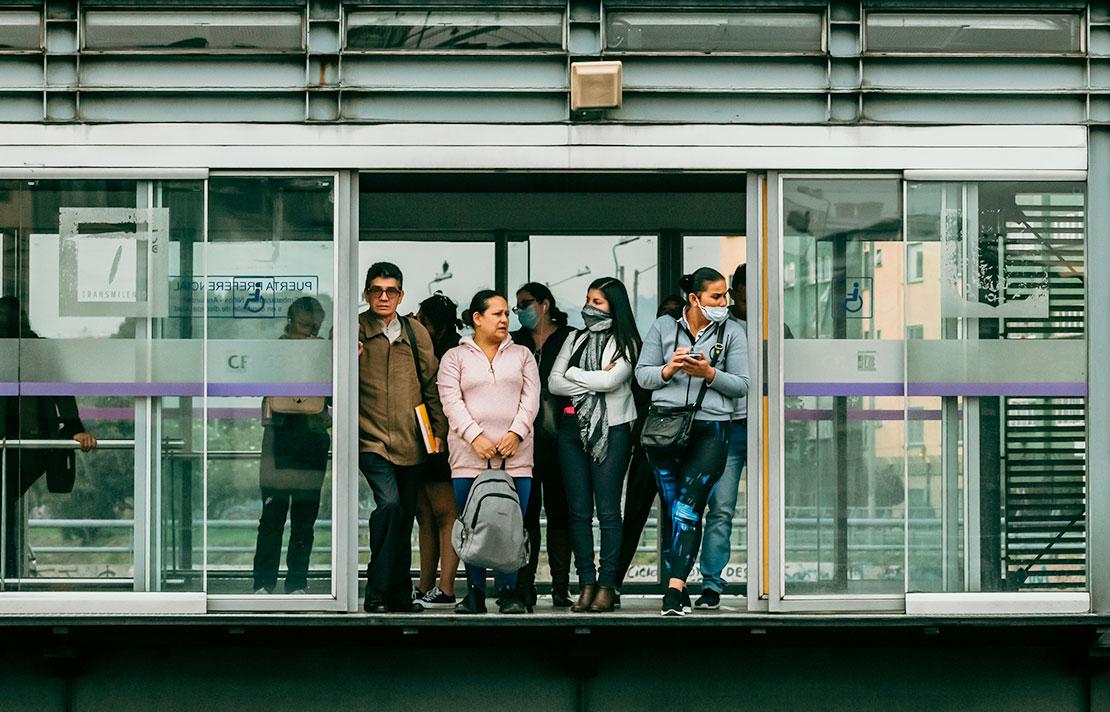 Fotografía, estación de transmilenio con personas con tapabocas