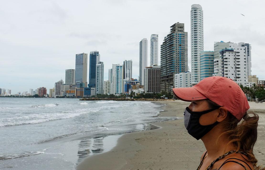 Fotografía, Persona con tapabocas en la playa