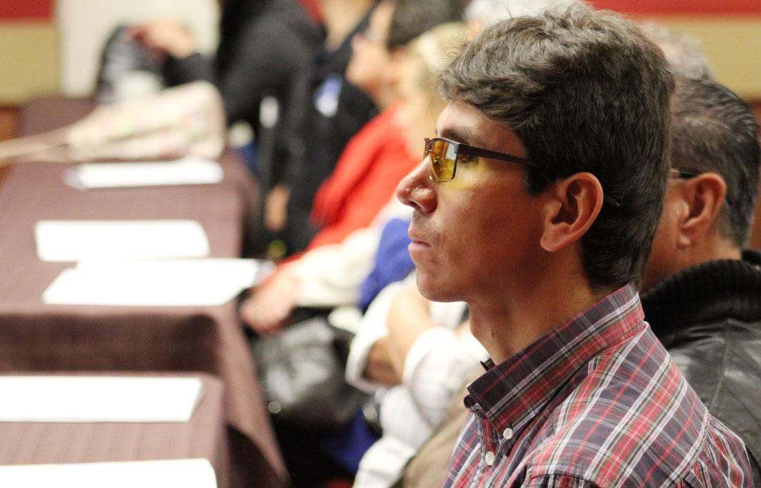 Fotografía, Persona con discapacidad visual escuchando una conferencia