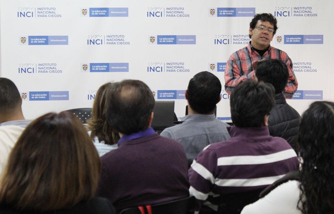 Fotografía, Santiago Rodríguez asesorando a los asistentes