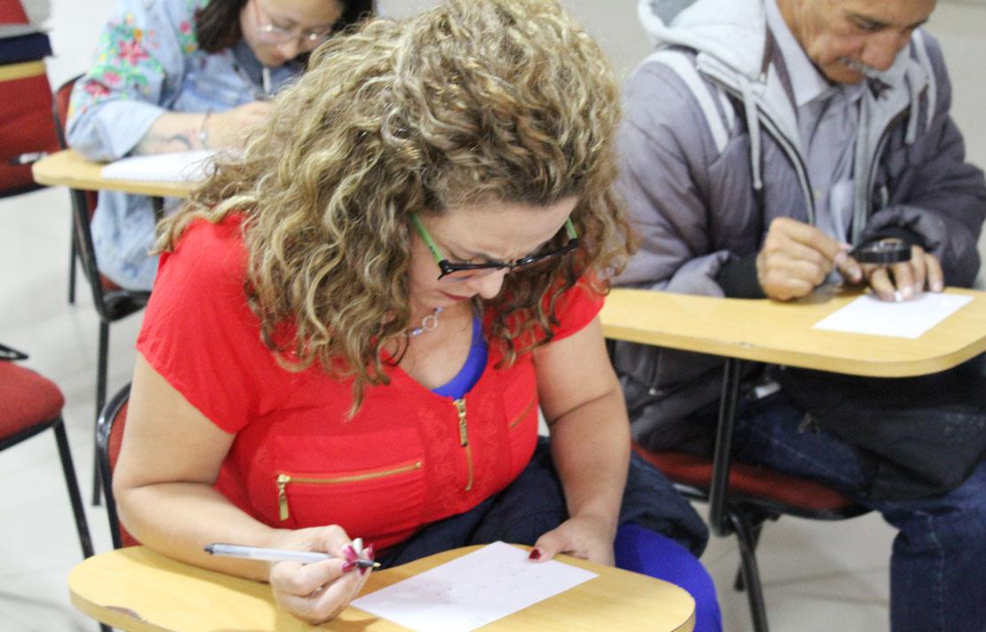 Fotografía, Persona interactuando con el braille