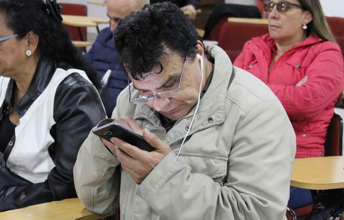 Fotografía, persona con baja visión usando su celular