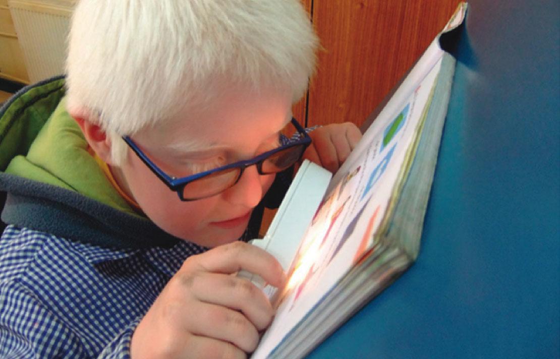 Fotografía, Persona con discapacidad visual leyendo