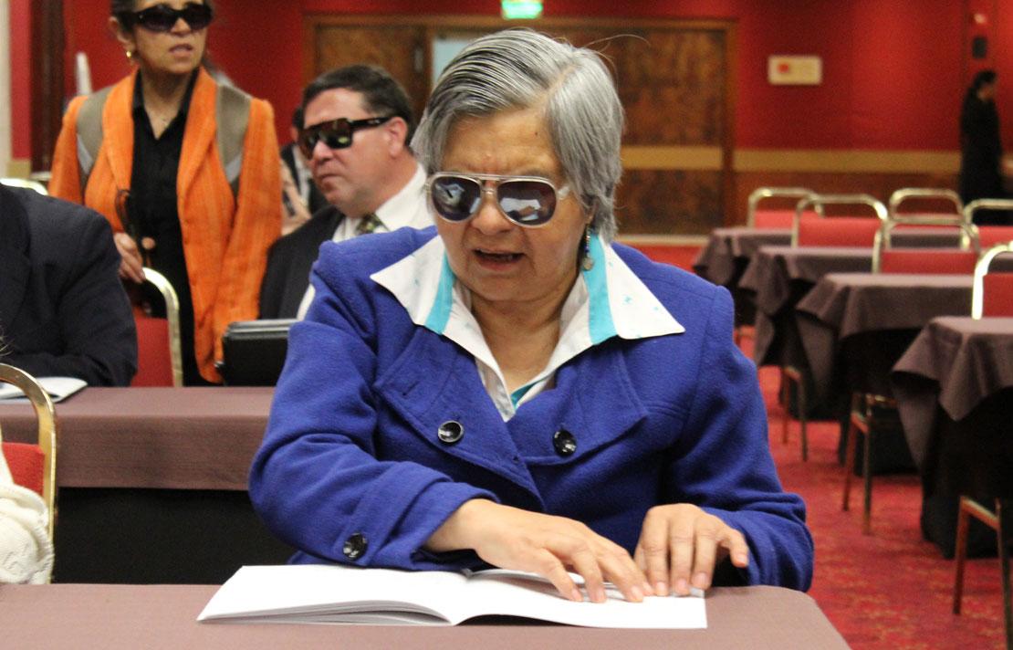 Imagen, Persona con discapacidad visual leyendo en braille
