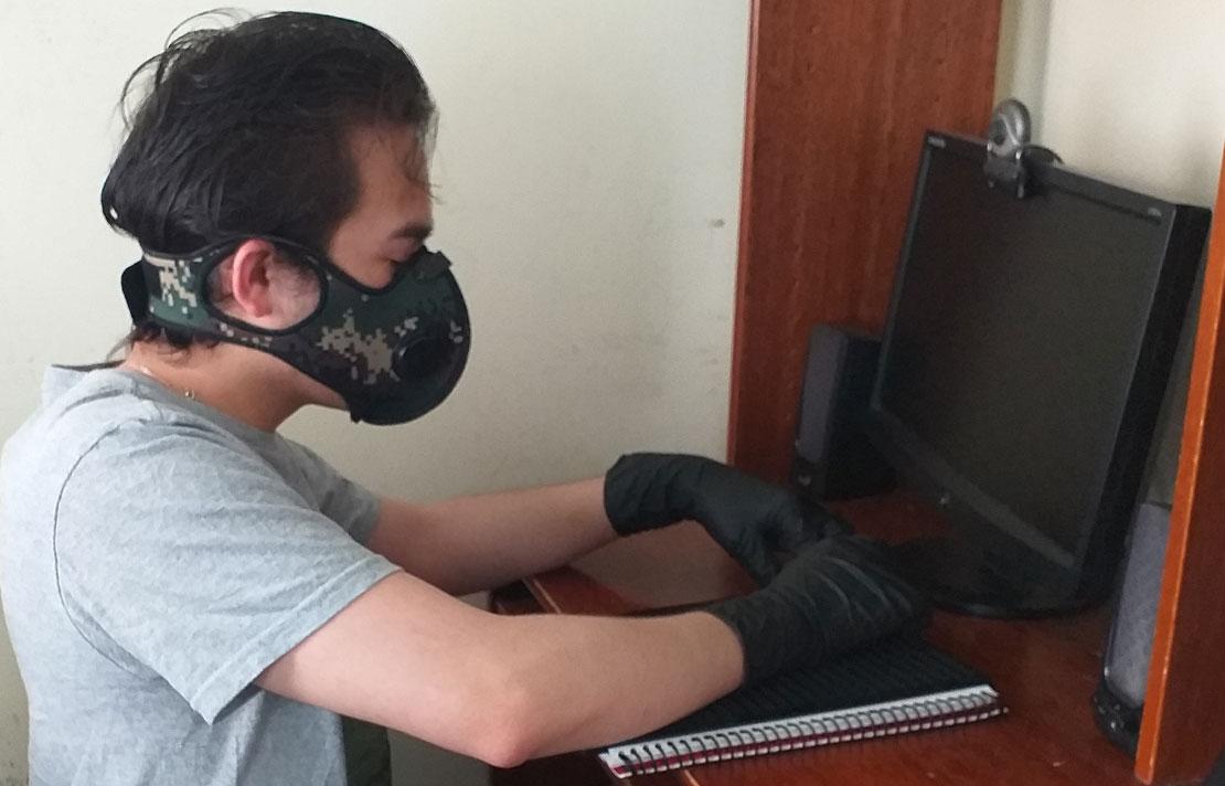 Fotografía persona con discapacidad visual trabajando en casa