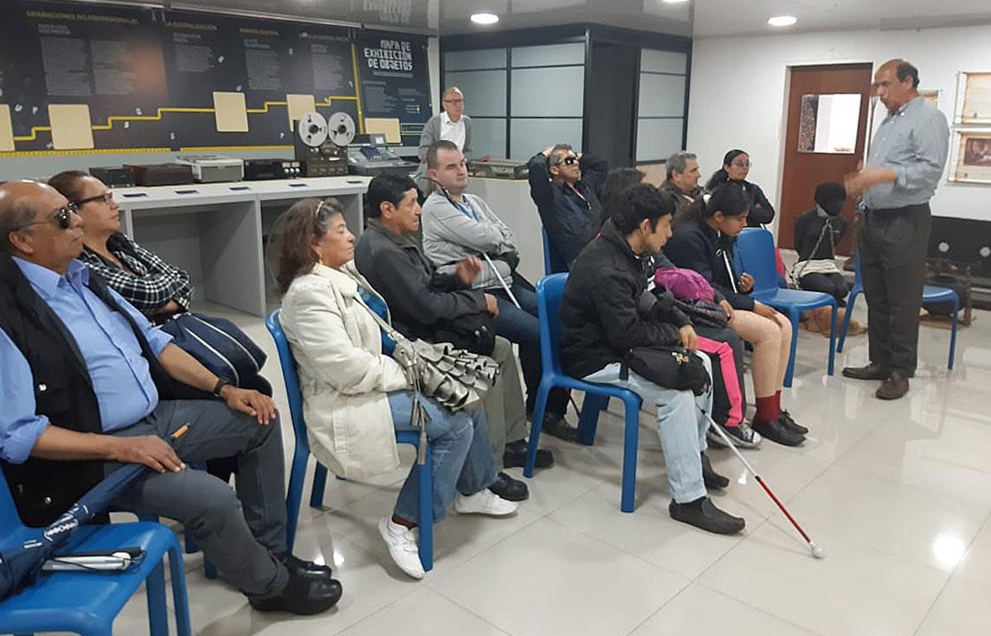 Fotografía, Personas con discapacidad visual en el centro cultural del INCI