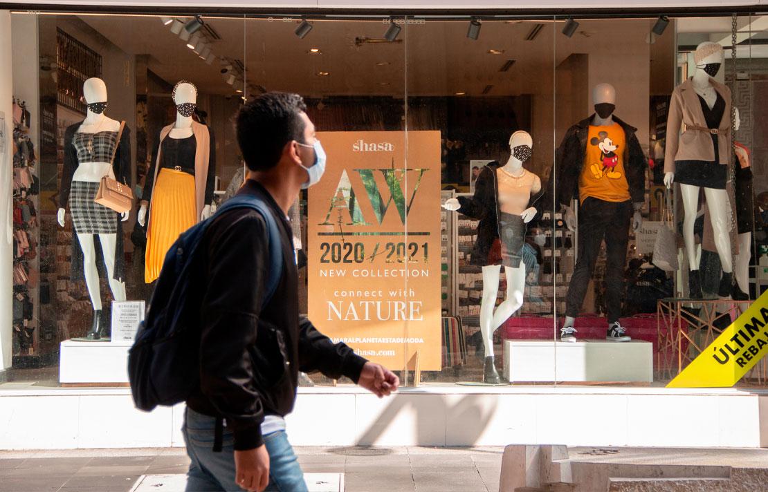 Fotografía, Persona usando tapabocas en la calle