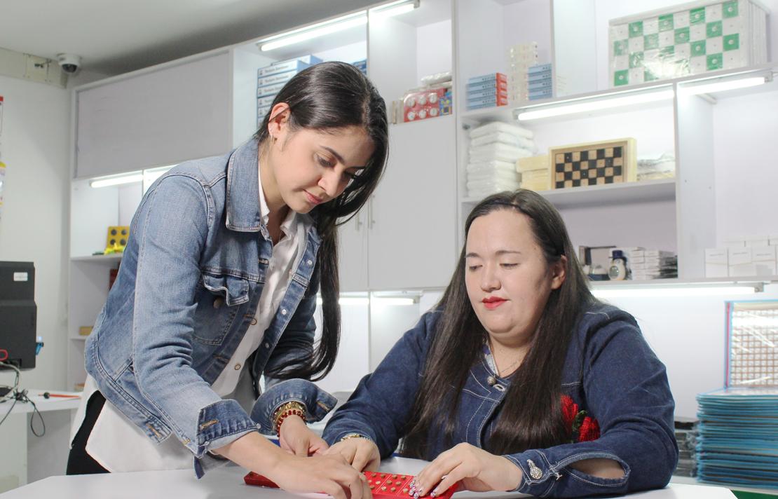 Fotografía, Personas interactuando con productos de la Tienda Inci.