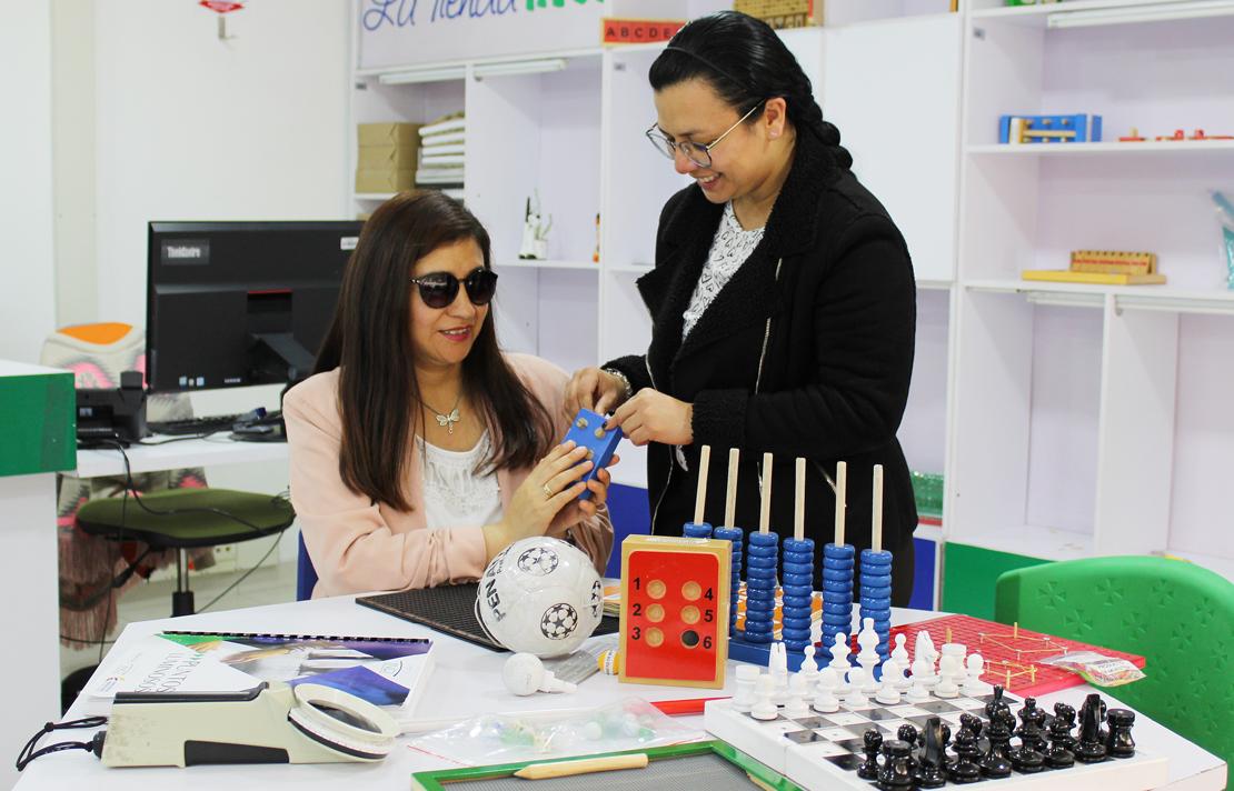 Fotografía - Cliente en la Tienda INCI interactuando con los productos