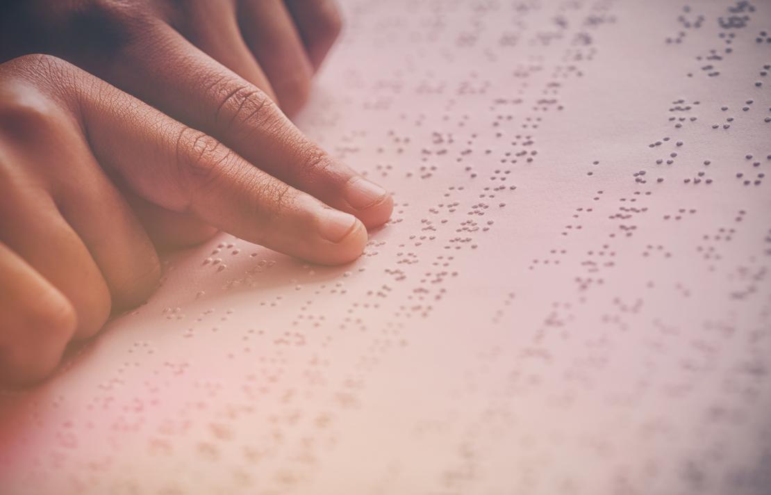 Imagen- Niño leyendo Braille