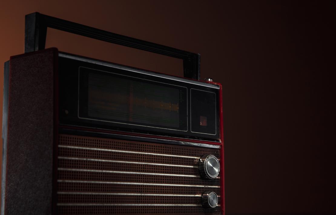 Fotografía - Radio rojo antiguo sobre un fondo oscuro