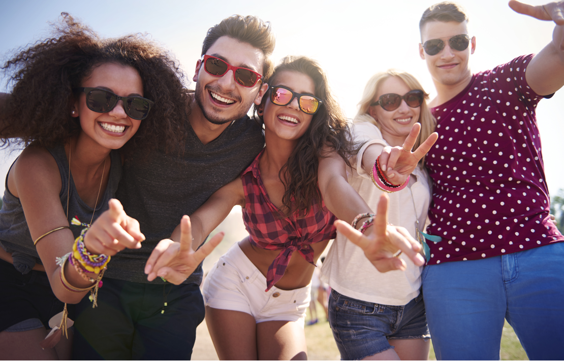 Fotografía - Grupo de amigos en vacaciones usando lentes con protección UV