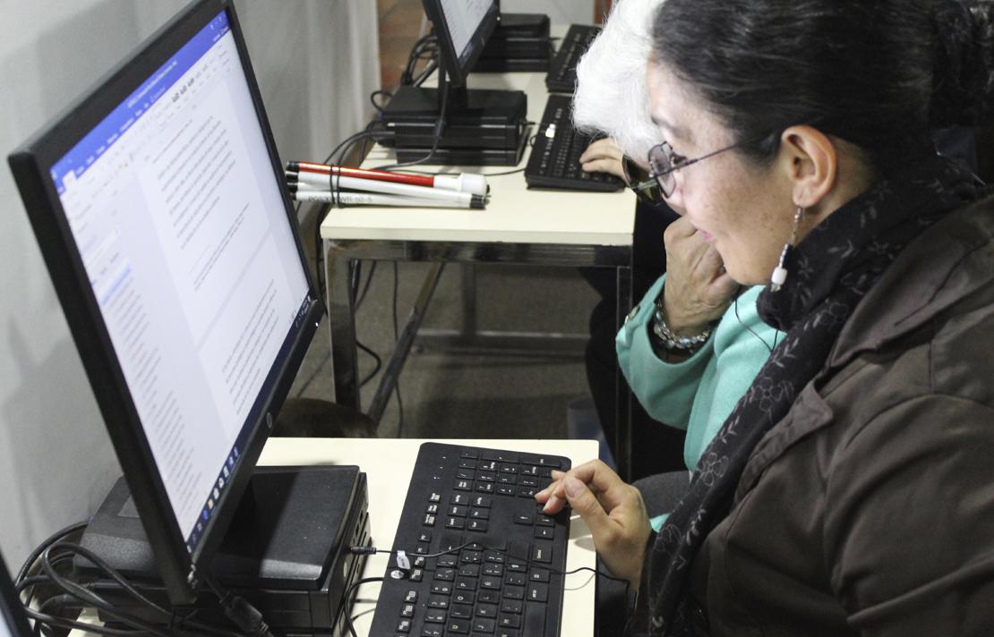 Fotografía - Mujer ingresando a canales digitales del INCI