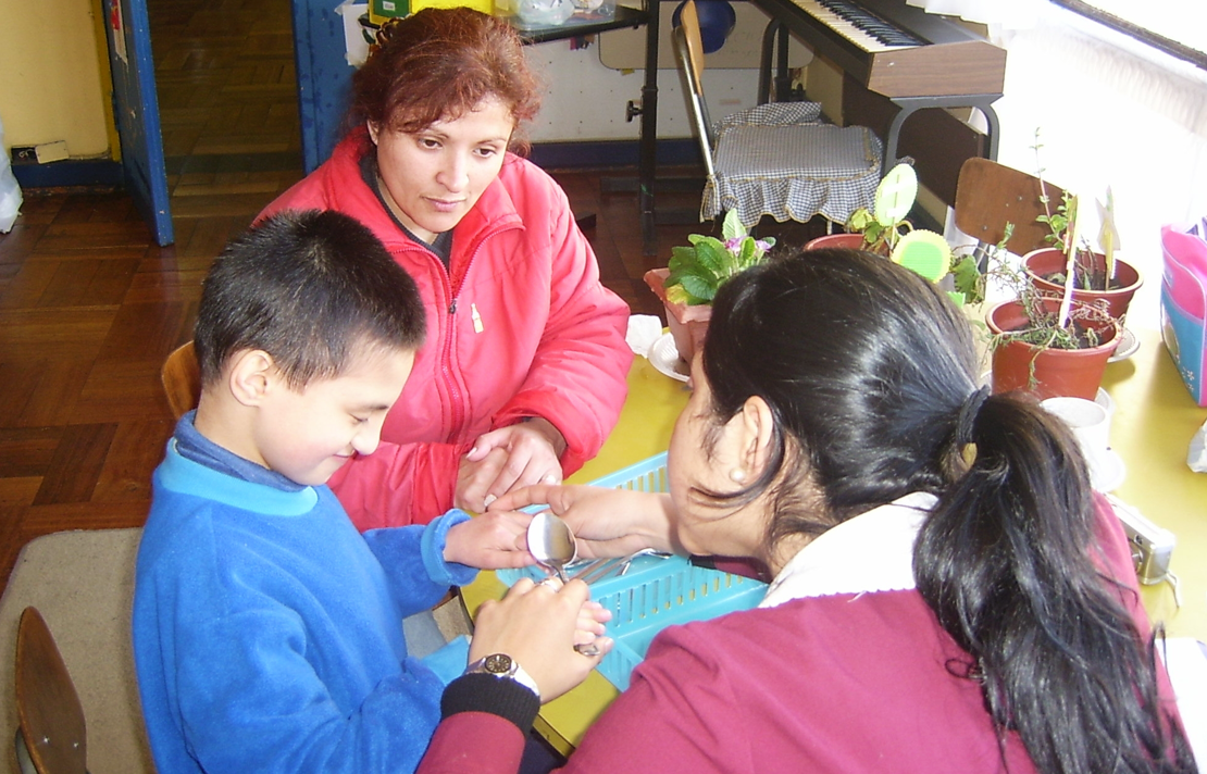 Fotografía - Maestro enseñando a niño con discapacidad