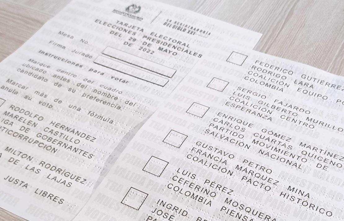 Fotografía - Tarjeta electoral en braille