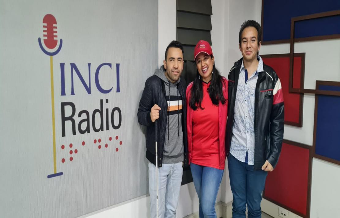 imagen de carlos quintero, camilo garnica y la invitada natalia benavides en la cabina de inciradio