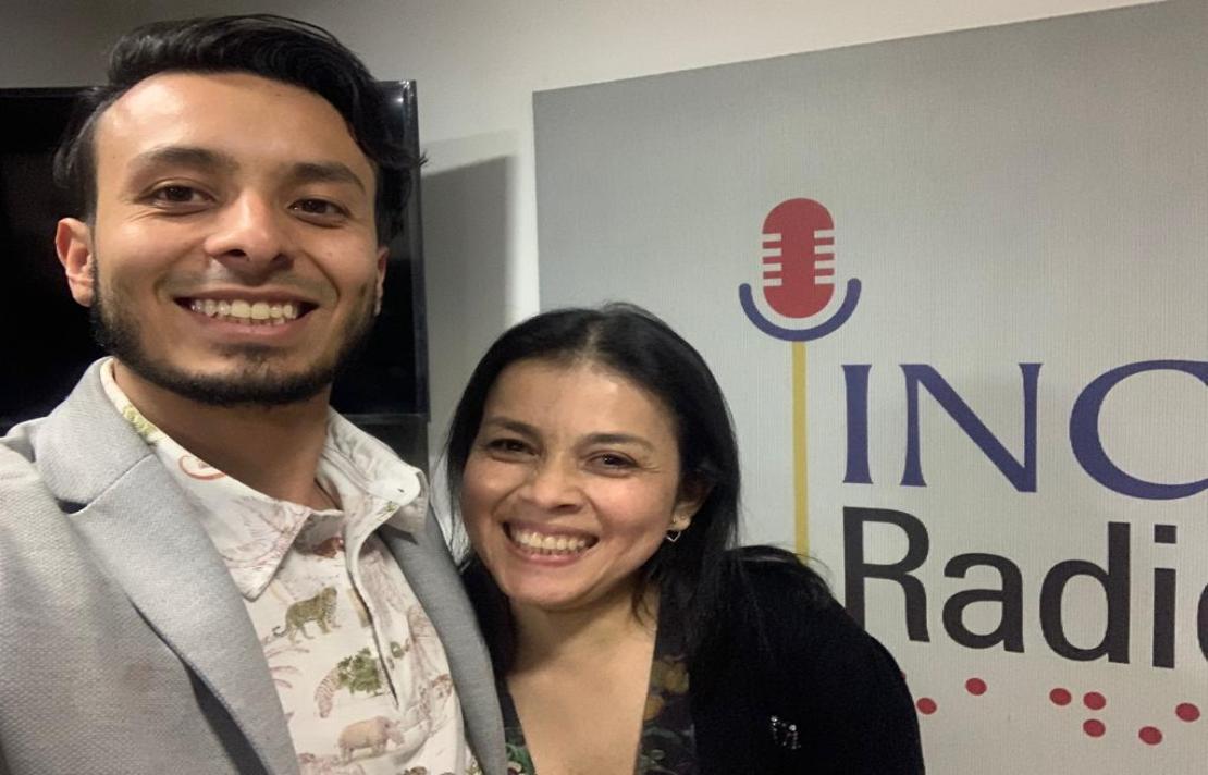 imagen de Jineth Adriana y José Antonio Garzón en la cabina de INCIRadio de fondo aparece el logo de la emisora