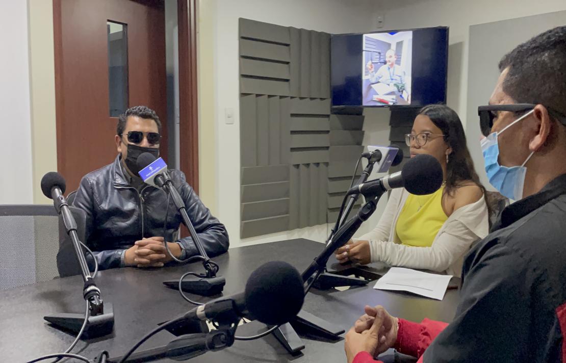 Imagen de susana Orosco  en la cabina de INCIradio junto a ella están dos invitados que estarán presentes en el primer programa de CIudad del Tacto
